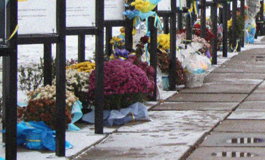 У місті на Чернігівщині придумали, як боротися з вандалами, що крадуть квіти з меморіалу