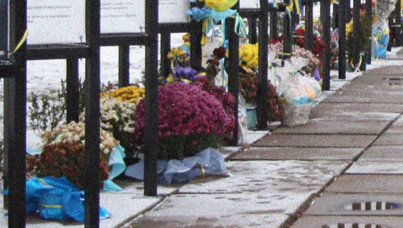 У місті на Чернігівщині придумали, як боротися з вандалами, що крадуть квіти з меморіалу