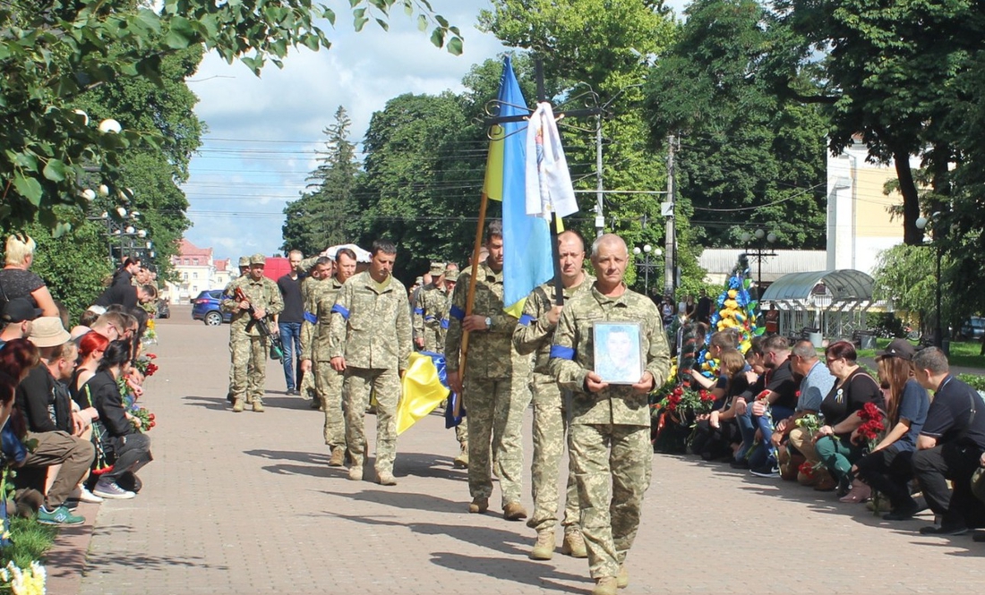 Громада Чернігова попрощалася із солдатом Віктором Кошовим