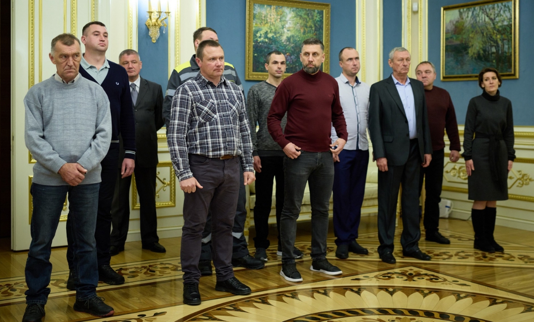 Крайній ліворуч - Артур Оболенський. Крайня справа - Любов Савченко