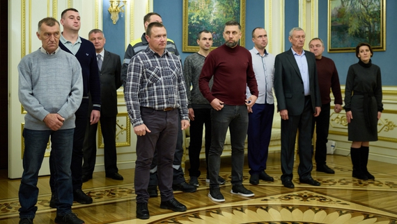 Крайній ліворуч - Артур Оболенський. Крайня справа - Любов Савченко