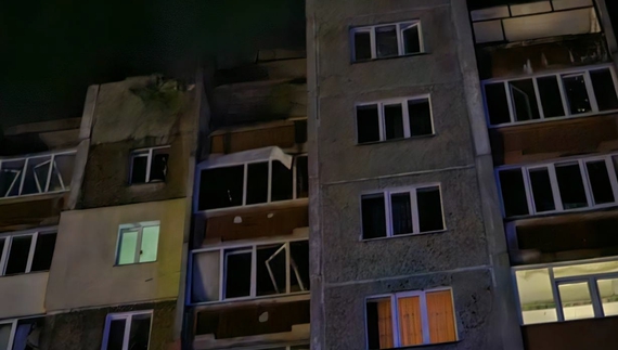 У Чернігові ударний дрон влучив у багатоповерхівку. ФОТО