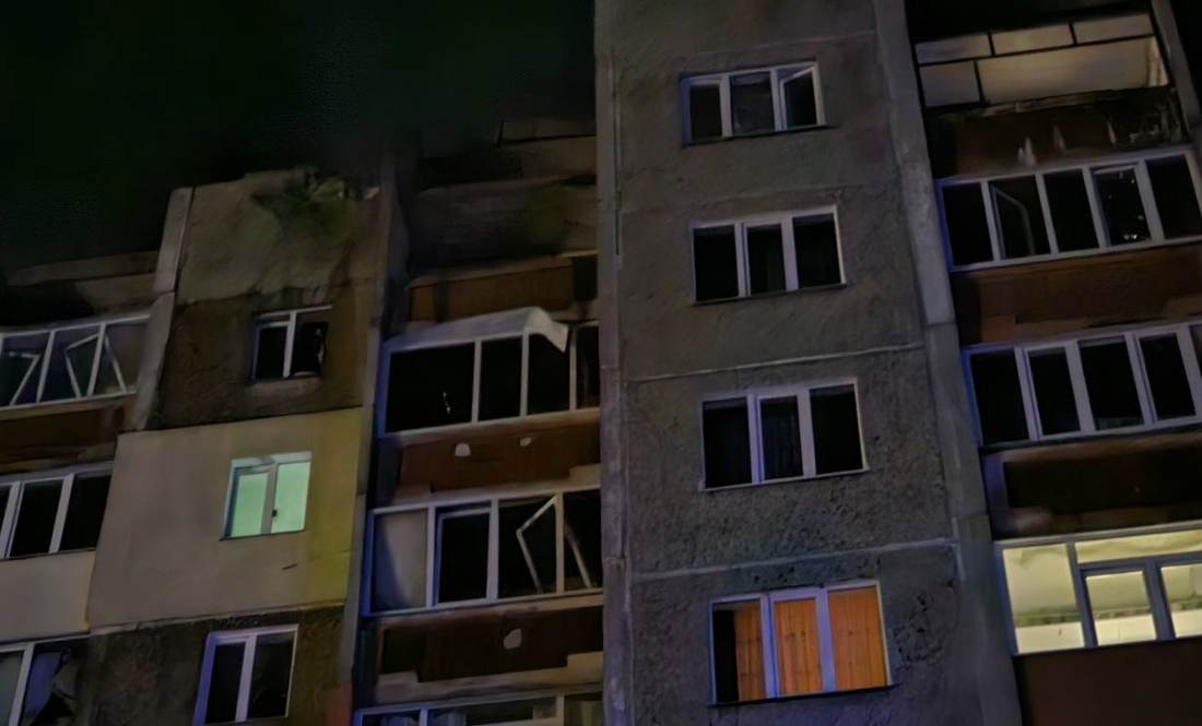 У Чернігові ударний дрон влучив у багатоповерхівку. ФОТО