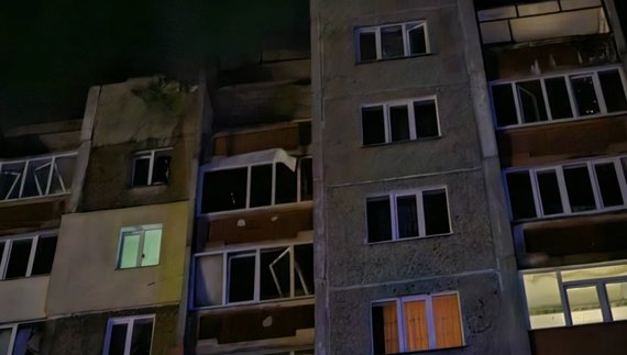 У Чернігові ударний дрон влучив у багатоповерхівку. ФОТО