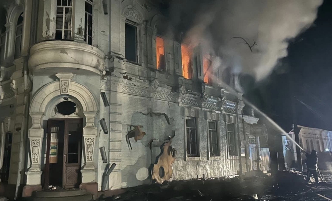 Росіяни ударили по бібліотеці на Чернігівщині: пожежа та руйнування
