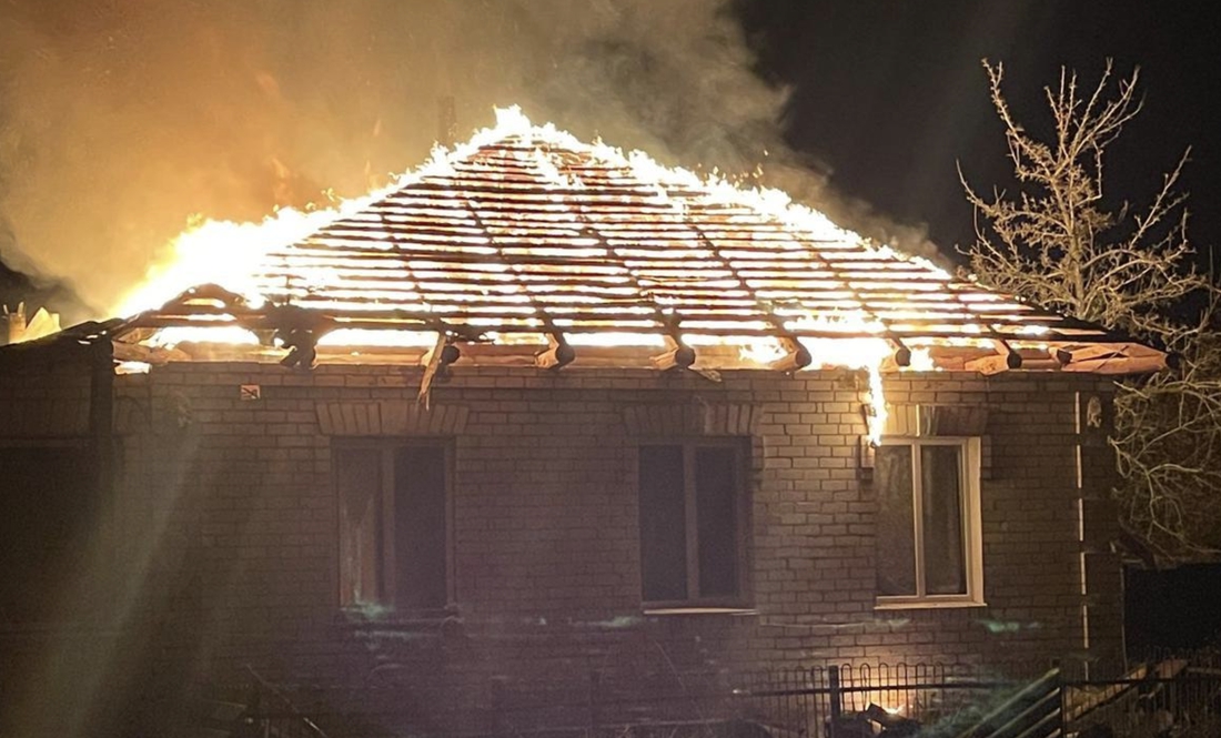 Пожежа у Семенівці після влучання російського дрона. 15 жовтня 2025 року