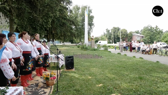 У Седневі сплели сітку до дня перемоги України і ярмаркували для допомоги ЗСУ
