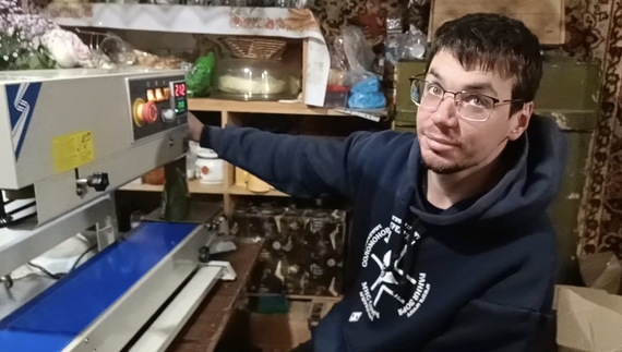 Володимир Самойло запускає вакууматор