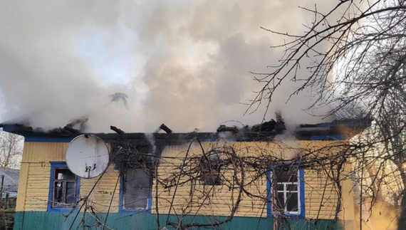 ДСНС показало пожежі на Чернігівщині: будинки горять після російських ударів