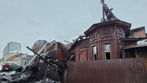 Чернігівець збирає донати після пожежі в старовинному будинку