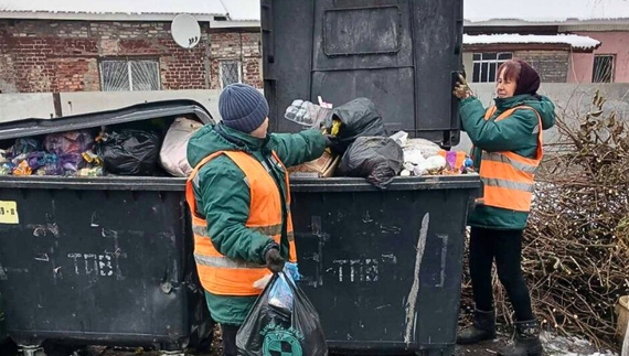 У громаді зловмисники спалили коштовні сміттєві баки: шукають винних