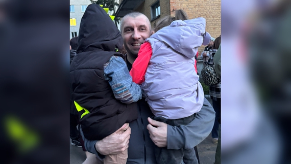 Ігор Мацияко тримає сина Іллю та донечку Анастасію