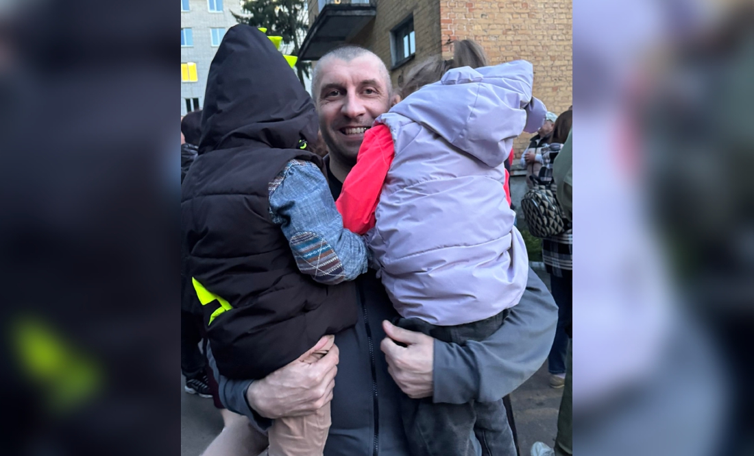Ігор Мацияко тримає сина Іллю та донечку Анастасію