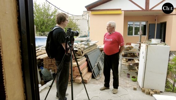 В’ячеслав Мартиненко відновлює будинок, який розбомбили росіяни на початку повномасштабного вторгнення. Чернігів, мікрорайоні Бобровиця