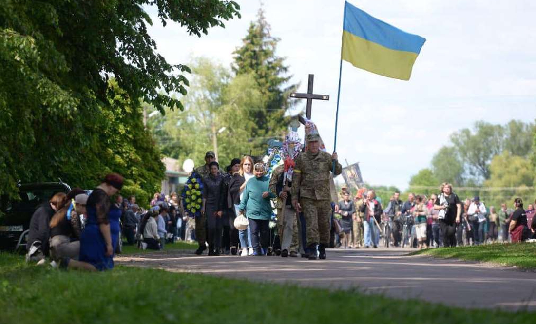 На Носівщині попрощалися з бійцем, який загинув під Сєвєродонецьком