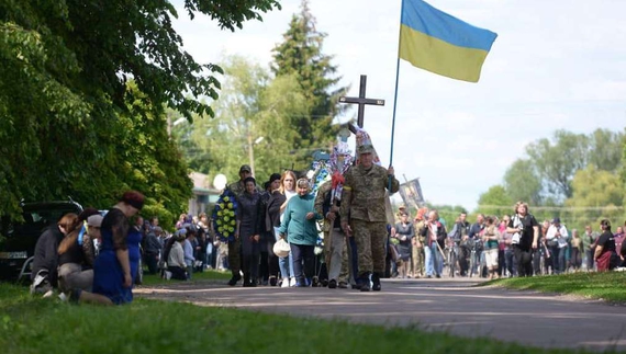 На Носівщині попрощалися з бійцем, який загинув під Сєвєродонецьком