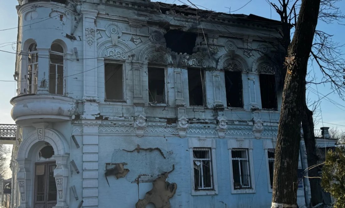 Новгород-Сіверський. Історична будівля після удару "герані"