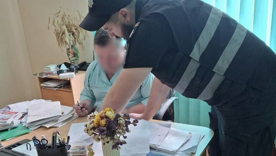 На Чернігівщині посадовець медзакладу вимагав хабарі за лікарняні