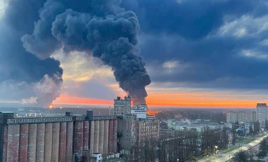 У Брянську гарячково розшукують «українських диверсантів», пожежу на нафтобазах не можуть загасити майже добу