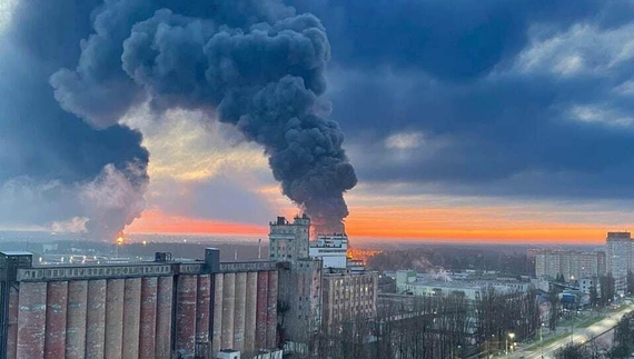 У Брянську гарячково розшукують «українських диверсантів», пожежу на нафтобазах не можуть загасити майже добу