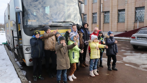 Благодійники передали сучасний автобус для потреб дітей із реабілітаційного центру