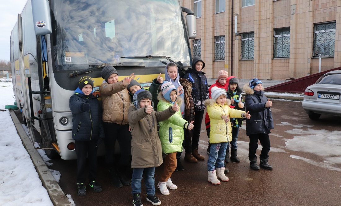 Благодійники передали сучасний автобус для потреб дітей із реабілітаційного центру