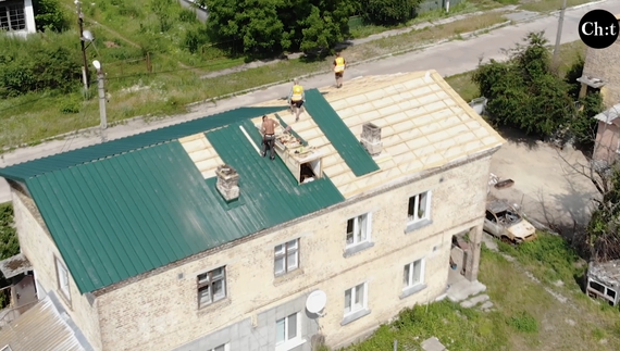 Вчителі, айтішники, художники, будівельники : у Ягідному зруйновані будинки ремонтують люди з усієї України