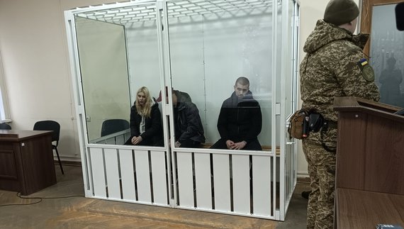 Вбивці у клітці. Зліва направо: Альона Ярмола, Олександр Черниченко та Святослав Гончаров