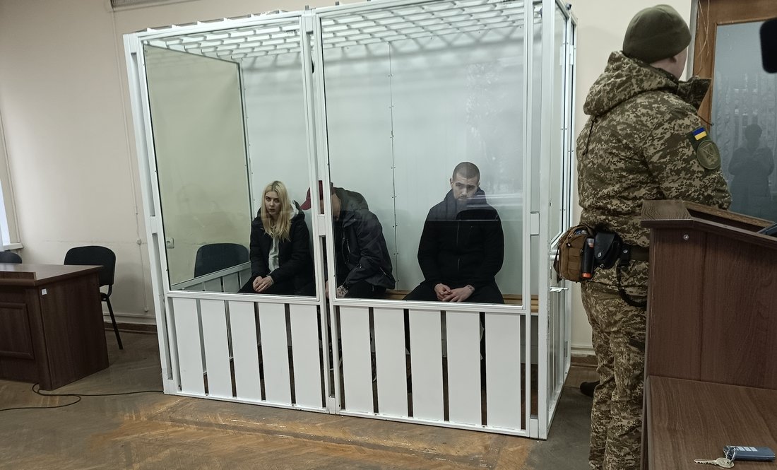 Вбивці у клітці. Зліва направо: Альона Ярмола, Олександр Черниченко та Святослав Гончаров