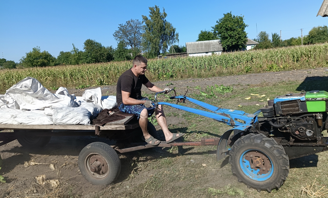 Микола Товстоп’ятий везе врожай у погріб. Вертіївська громада