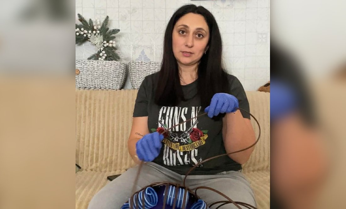 Таміла Костюк плете кашпо з ротанга