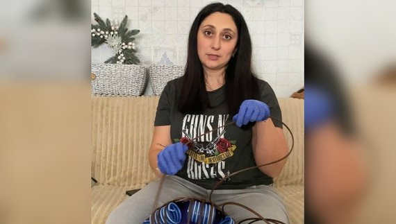 Таміла Костюк плете кашпо з ротанга