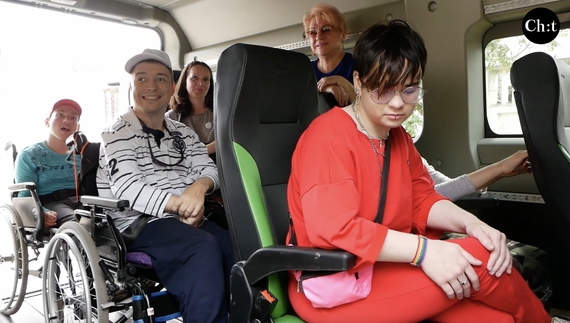 «Зможемо подорожувати, а не сидіти в чотирьох стінах», - дітям з інвалідністю подарували омріяний мікроавтобус