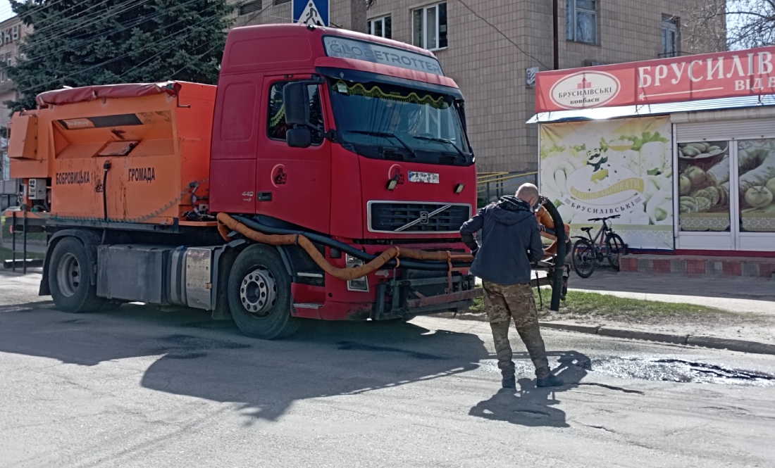 Після зими дороги в ямах: у громаді взялися за ремонт
