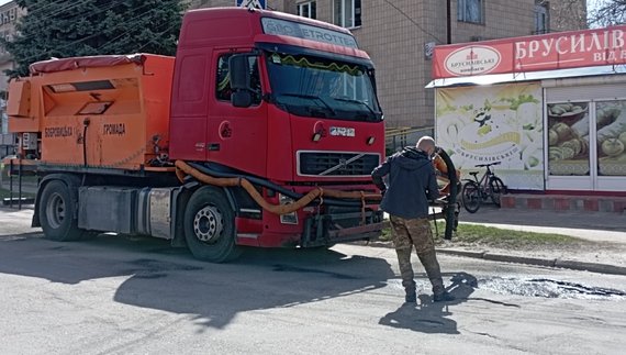 Після зими дороги в ямах: у громаді взялися за ремонт