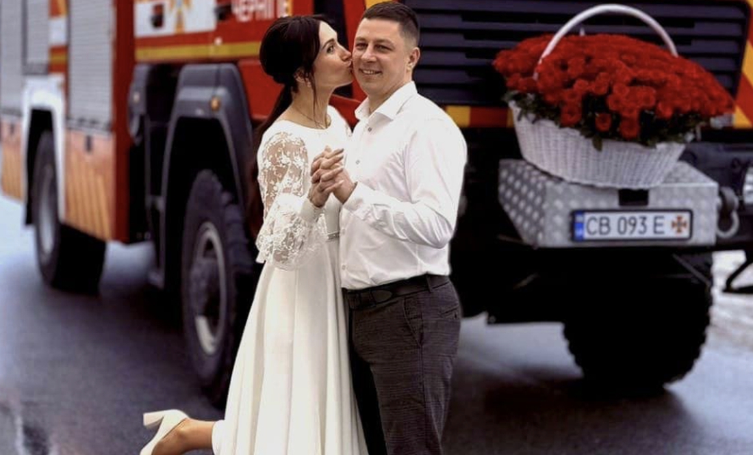 У Чернігові 14 лютого, на День закоханих, працівник ДСНС Андрій Пузирний побрався зі своєю коханою Аліною.