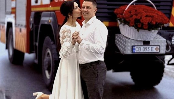 У Чернігові 14 лютого, на День закоханих, працівник ДСНС Андрій Пузирний побрався зі своєю коханою Аліною.