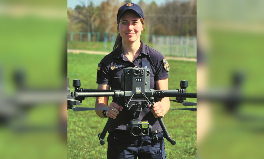 Марина Дрозд тримає дрон "Матріс 300"