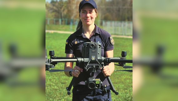 Марина Дрозд тримає дрон "Матріс 300"