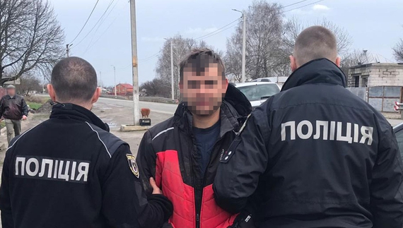 На Чернігівщині поліція затримала торговця зброєю: зберігав вдома цілий арсенал