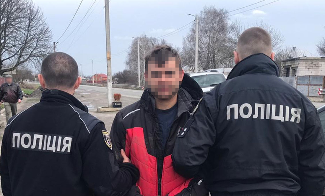 На Чернігівщині поліція затримала торговця зброєю: зберігав вдома цілий арсенал