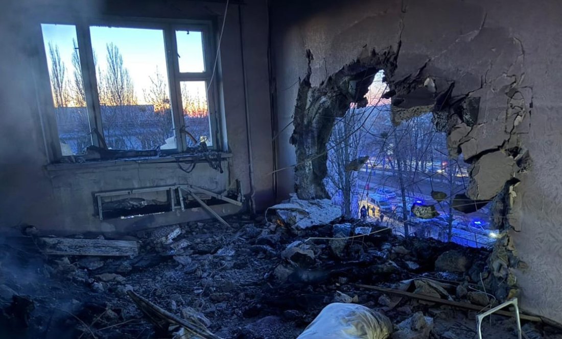 Безпілотник влучив у шостий поверх багатоповерхівки в Чернігові