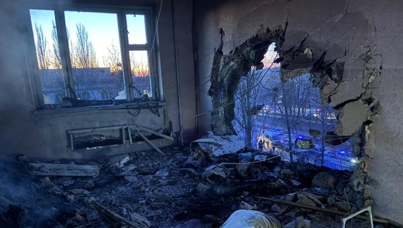 Безпілотник влучив у шостий поверх багатоповерхівки в Чернігові