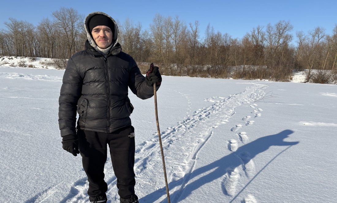Анатолій Лозовий, комунальний працівник Менської громади, іде по льоду через Десну