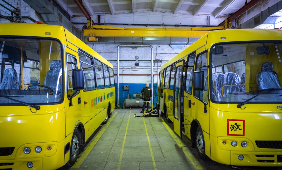 Скільки шкільних автобусів і кому придбають на Чернігівщині на старті цього навчального року?