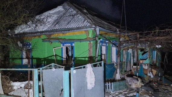 На Чернігівщині уламки "шахеда" впали на будинок 88-річної жінки