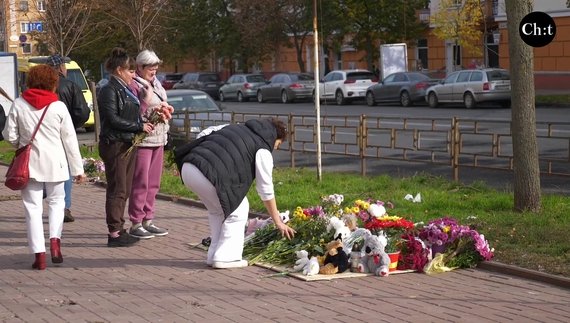 30 жовтня містяни несли квіти та іграшки на місце трагедії