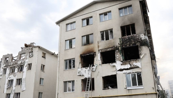 Наслідки влучання російського шахеда в багатоповерхівку в Індустріальному районі Харкова