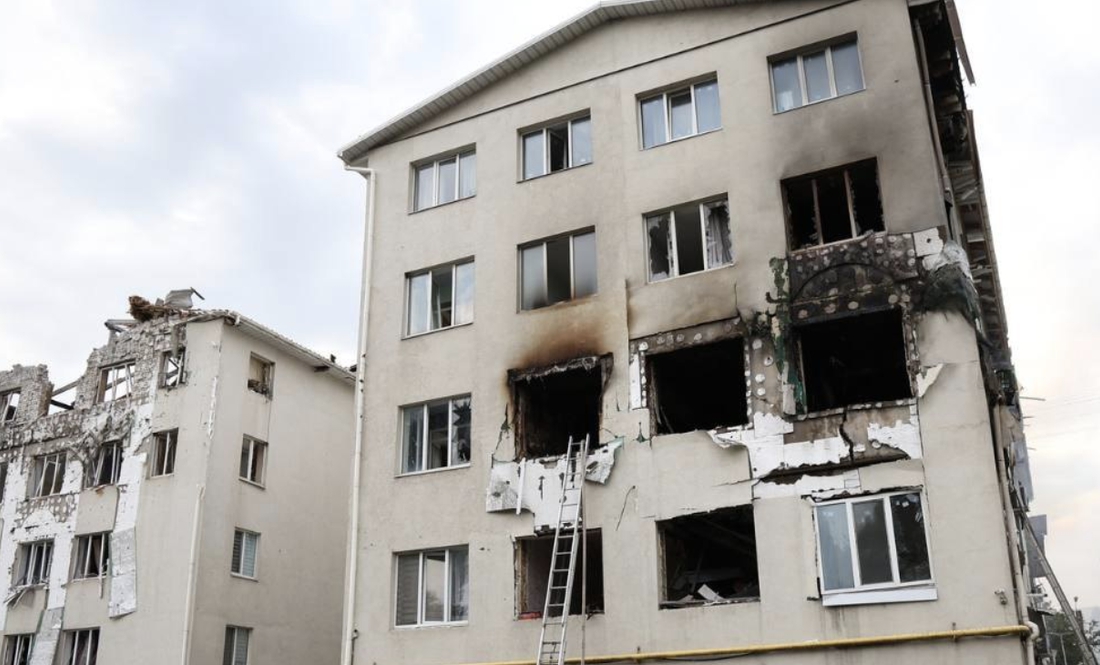 Наслідки влучання російського шахеда в багатоповерхівку в Індустріальному районі Харкова