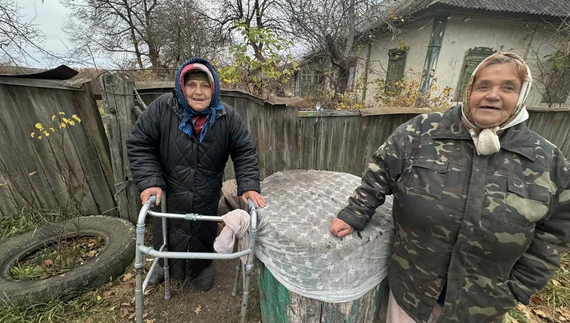 Тамара Шовкопляс і Людмила Остапенко біля спецпенька, село витівка, Вертіївська громада